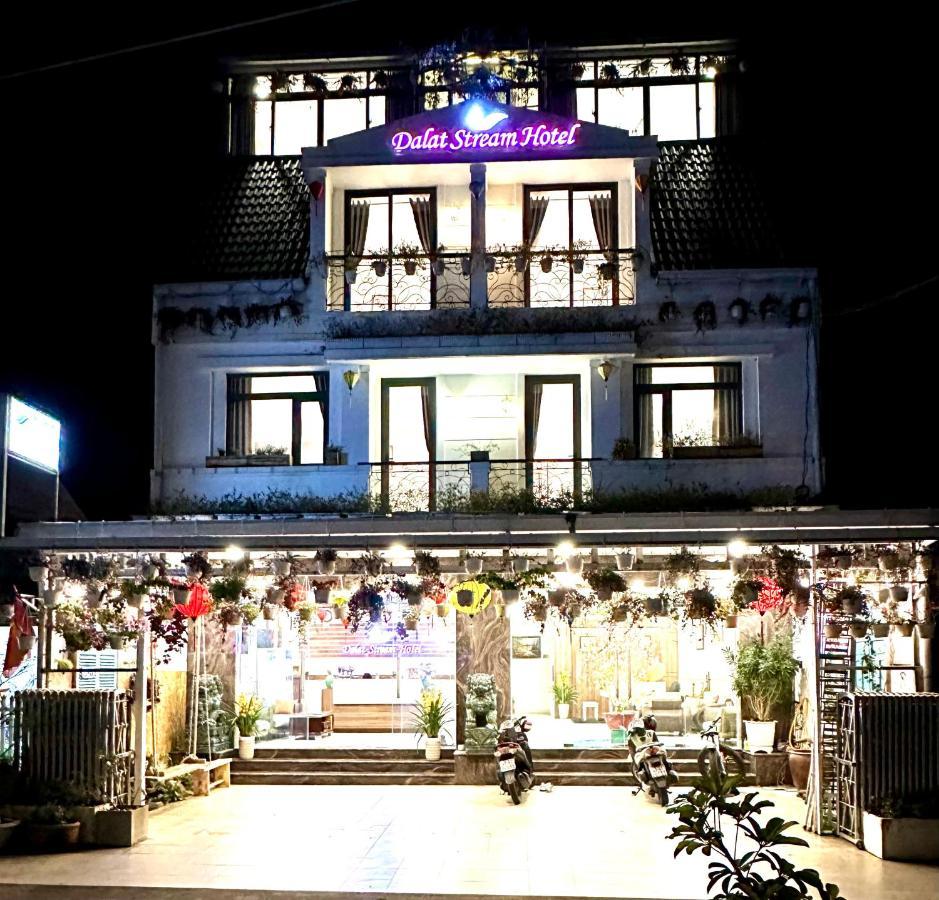 Stream Hotel-khach San Dep होटल